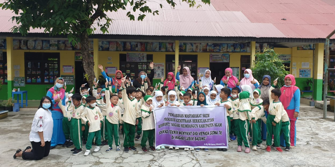 Kolaborasi Pengabdian Masyarakat SKIM antara Oral Biologi Fakultas Kedokteran Gigi Universitas Andalas bersama siswa di Lubuk Basung, Agam (ist)