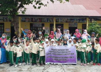 Kolaborasi Pengabdian Masyarakat SKIM antara Oral Biologi Fakultas Kedokteran Gigi Universitas Andalas bersama siswa di Lubuk Basung, Agam (ist)