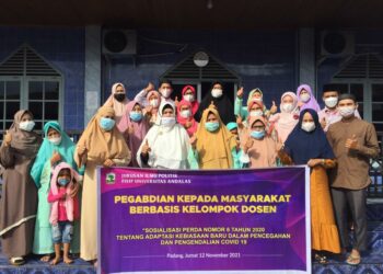 Tim Pengabdian Masyarakat Ilmu Politik Unand foto bersama dengan masyarakat usai mnggelar kegiatan (ist)