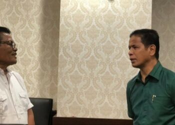Ketua Panpel Liga 3 2021 zona Sumbar Yulius Dede berbincang dengan Indra Dt Rajo Lelo, Ketua PSSI Sumbar(ist)
