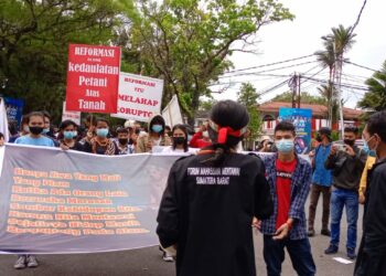 Demo, Sekelompok Warga Tolak Eksploitasi Hutan dan Alam di Kabupaten Mentawai.