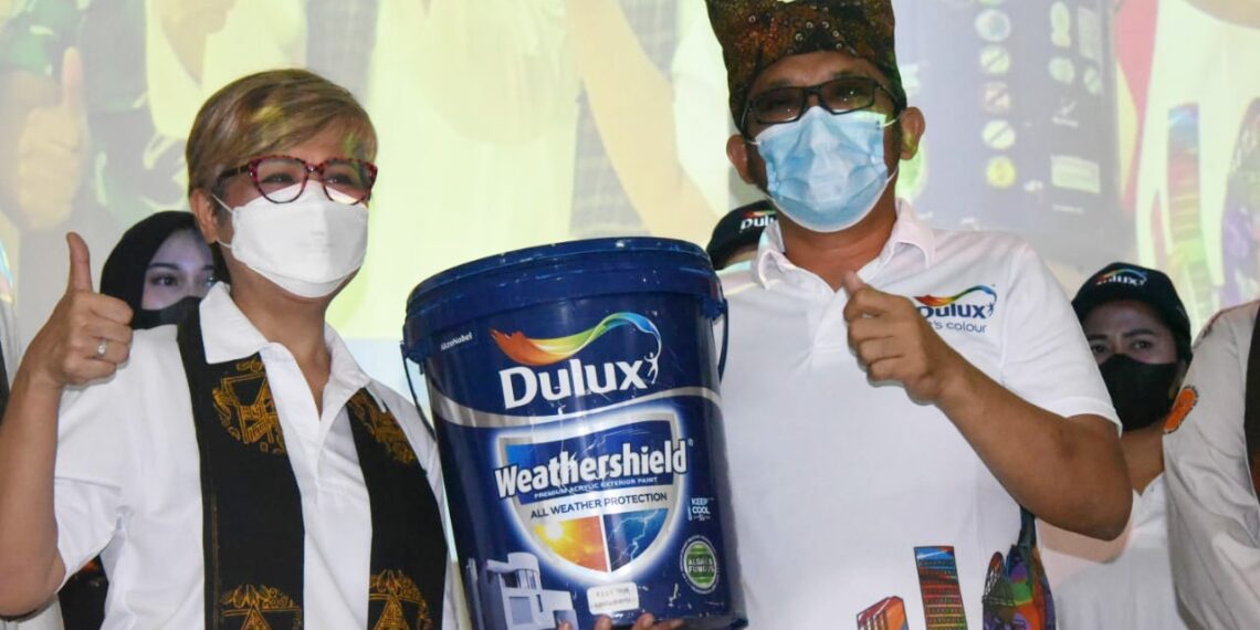 Walikota Padang Hendri Septa bersama Brand Manager PT Dulux Indonesia Ria Marfiana