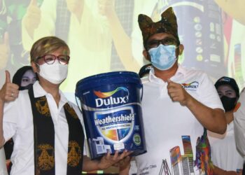 Walikota Padang Hendri Septa bersama Brand Manager PT Dulux Indonesia Ria Marfiana