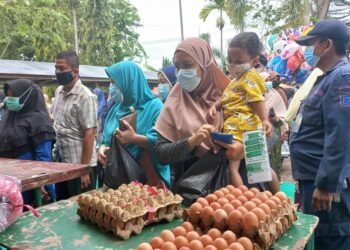 Antusias Ratusan Warga Pauh Datangi Lokasi Pasar Murah Minyak Goreng