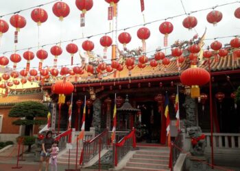 Mengintip Persiapan Imlek di Klenteng See Hin Kiong Padang