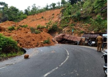Hujan Deras Picu Terjadinya Longsor di Ruas Jalan di Puncak Panorama Mandeh