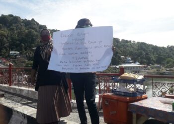 Lakukan Aksi Protes Setelah Penertiban di Jembatan Siti Nurbaya, Pedagang: Kami Butuh Makan