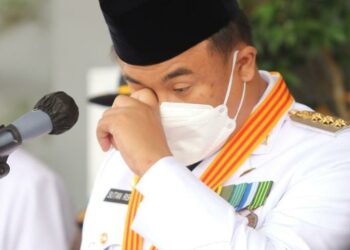 Prosesi Pemakaman Wabup Dharmasraya, Sutan Riska Tak Kuasa Tahan Air Mata