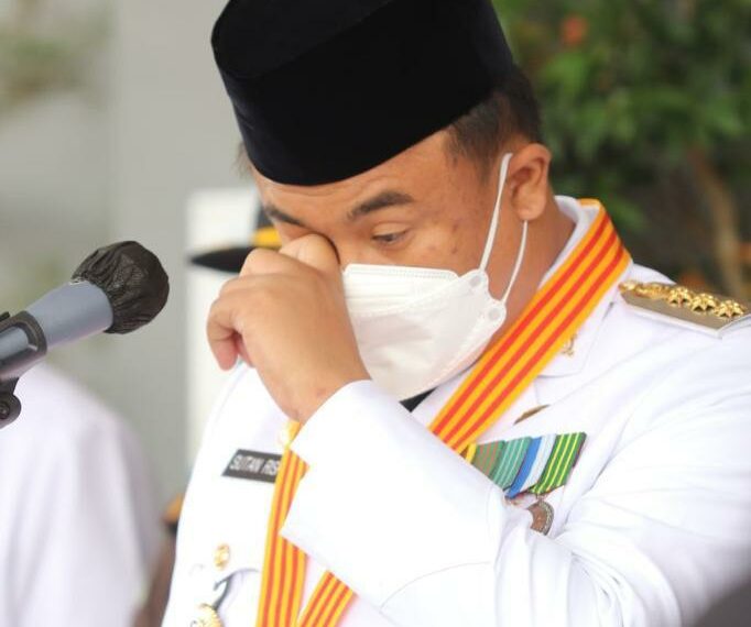 Prosesi Pemakaman Wabup Dharmasraya, Sutan Riska Tak Kuasa Tahan Air Mata