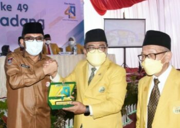 Peduli Kemajuan Pendidikan Tinggi, ITP Menganugerahkan Wako Padang “Leadership Achievement Award”