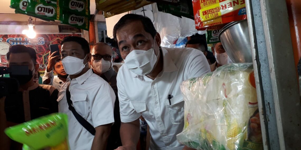 Tinjau Suplai Minyak Goreng di Pasar Raya Padang, Mendag Sebut Indikasi Distribusi Macet