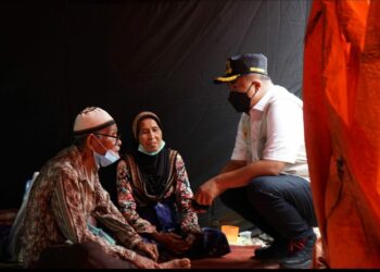 Di Lokasi Pengungsian Gempa Pasbar, Cik Lis Terima Bantuan Kemanusiaan Dari Sutan Riska