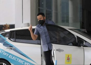 Mobil Listrik Mengaspal di Jalanan Padang Panjang, Wako Ikut Menjajal