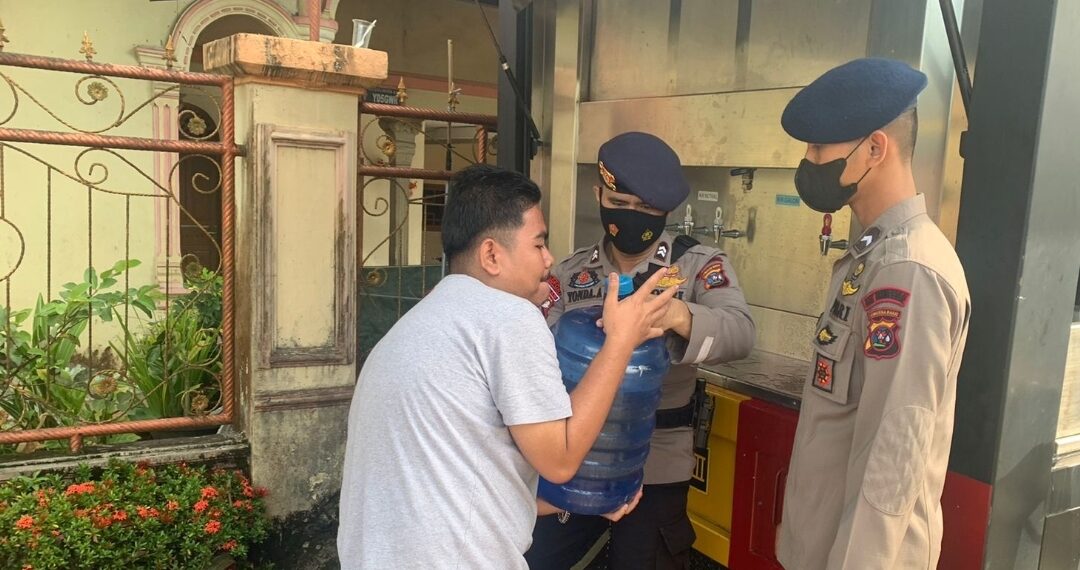 Punya Mobil  Air Siap Minum dan Mobil Dapur, Brimob Polda Sumbar Layani Warga Terdampak Bencana Gempa