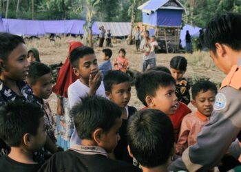 Pramuka UNP Berikan Trauma Preventing Untuk Anak Anak Korban Gempa Pasaman