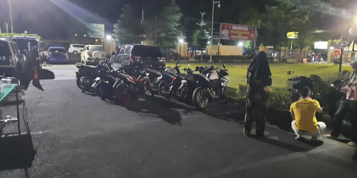 Berknalpot Bising, Belasan Pemotor yang Langgar Aturan Berlalu Lintas Diamankan di Polresta Padang