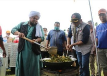 Ustad Derry Sulaiman Dampingi Wako Hendri Septa Serahkan Langsung Bantuan Korban Gempa Pasaman
