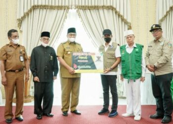 Pemkab Solok Selatan Serahkan Bantuan untuk Korban Gempabumi Pasaman