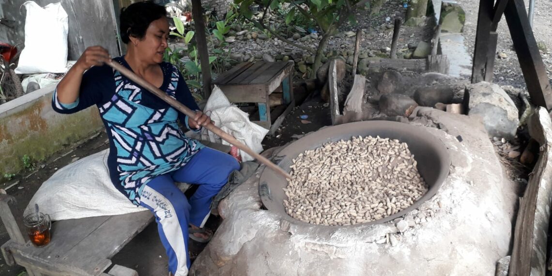 Butuh Waktu Hingga Dua Jam, Produksi Randang Kacang Khas Pasaman Terasa Unik
