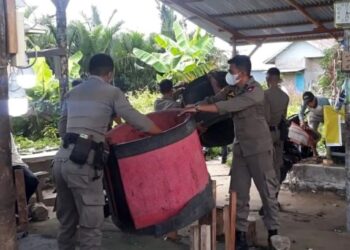 Satpol PP Padang Bubarkan Aktivitas Adu Ayam
