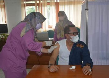 Jalani Vaksinasi Booster Serentak, Bupati dan Wakil Ajak Warga Berpartisipasi