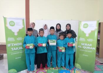 IZI Sumbar berbagi Iftor Takjil bersama Penghafal Alquran di Rumah Tahfidz Darurrahmah di pelosok Tanah Datar