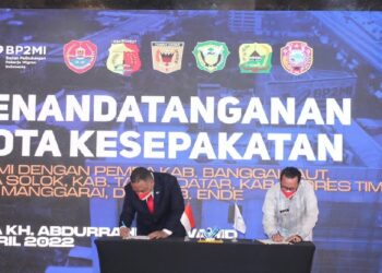 Perlindungan Untuk Pekerja Migran Tanah Datar, Bupati Eka Putra Menandatangani Nota Kesepakatan dengan BP2MI