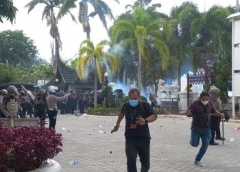 Aksi Mahasiswa Ricuh, Polisi Lepaskan Gas Air Mata