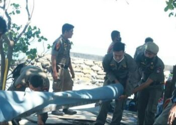 Surat Teguran Tidak Diindahkan, Satpol PP Bongkar Lapak PKL di bibir Pantai Padang Kawasan Jalan Samudera