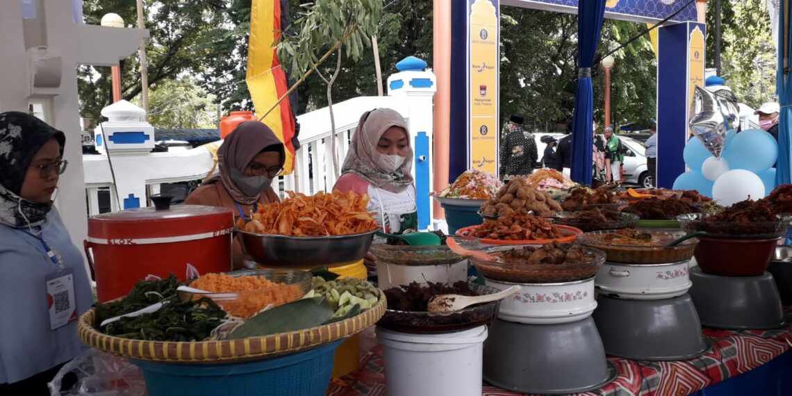 Ngabuburit di Pasar Pabukoan Pertokoan IPPI Padang, Sekarang Bisa Belanja Pakai Qris