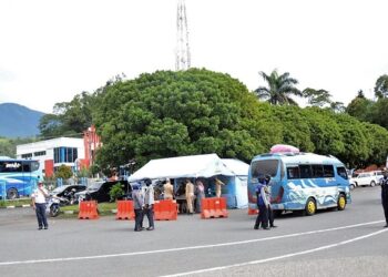 Melintas di Terminal Busur Padang Panjang, Sopir Angkutan Lebaran Diperiksa Petugas Dishub dan Puskesmas
