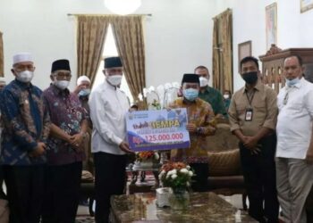 Pemprov Jambi Peduli Dunsanak, Serahkan Bantuan Untuk Warga Terdampak Gempa Pasbar dan Pasaman