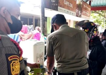 Tidak Patuhi SE Walikota Padang, Warung Makan di GOR H. Agus Salim Ini Ditertibkan Satpol PP