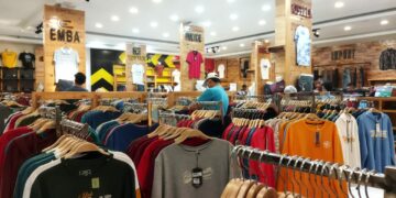 Satu Hari Jelang Lebaran 2022, NC Plaza Solok Dipadati Pengunjung yang Ingin Membeli Baju