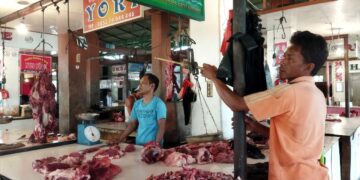 Jelang Lebaran, Penjual Daging di Pasar Raya Solok Jual hingga 300 Kilogram Daging Per Hari
