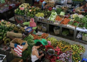 Di Pasar Bawah, Mahyeldi Pastikan Ketersediaan Pangan Jelang Lebaran