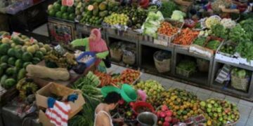 Di Pasar Bawah, Mahyeldi Pastikan Ketersediaan Pangan Jelang Lebaran