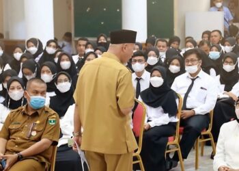 Gubernur Sumbar Serahkan SK CPNS dan PPPK Guru Formasi 2021, Ingatkan ASN Itu Pelayan Masyarakat