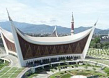 Hujan di Halaman Kantor Gubernur, Ribuan Jamaah Sholat Idul Fitri Penuhkan Tiga Lantai Masjid Raya Sumbar