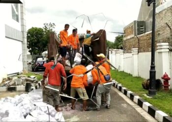 Volume Sampah Meningkat, Petugas Kebersihan DLH Kota Padang Kerja Ekstra Atasi Penumpukan di TPA