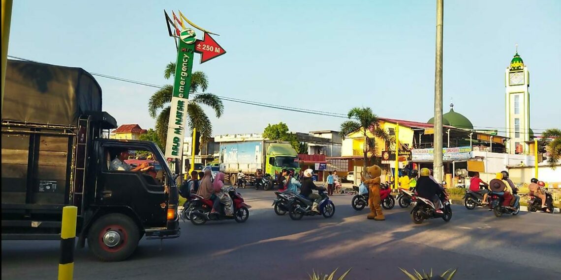 Traffic Light di Simpang Rumbio Kota Solok Mati, Badut Turut Membantu Mengatur Lalu Lintas