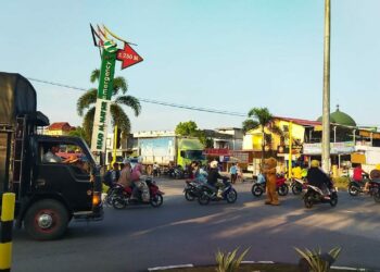 Traffic Light di Simpang Rumbio Kota Solok Mati, Badut Turut Membantu Mengatur Lalu Lintas