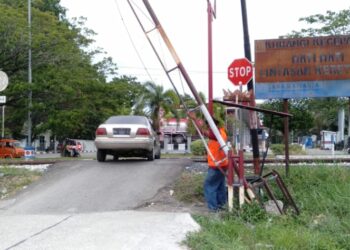 Fajri Ramadan Pemuda di Lubuk Buaya, Secara Sukarela Jaga Palang Pintu Rel Kereta Api