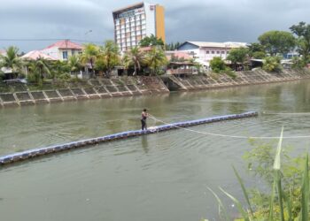 Petugas Kebersihan di Banda Kali Kota Padang Keluhkan Kebiasaan Masyarakat Membuang Sampah di Kanal Sungai