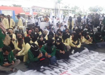 Tolak Kebijakan Omnibus Law dan Revisi UU PPP, Ratusan Mahasiswa Gelar Unjuk Rasa di Kantor Gubernur