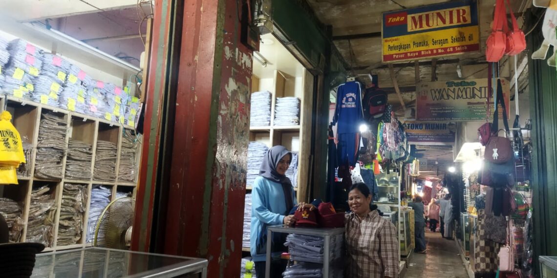 Memasuki Tahun Ajaran Baru, Penjualan Seragam Sekolah di Pasar Raya Kota Solok Mulai Meningkat