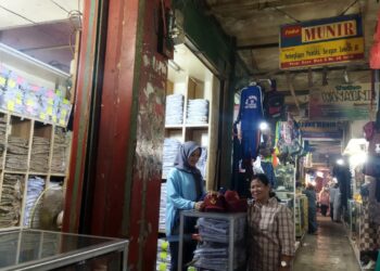 Memasuki Tahun Ajaran Baru, Penjualan Seragam Sekolah di Pasar Raya Kota Solok Mulai Meningkat