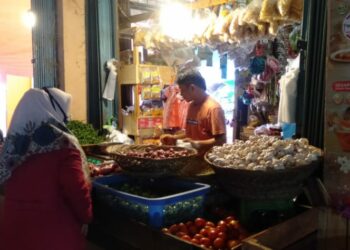 Pedagang di Pasar Lubuk Buaya Keluhkan Kebijakan Pembelian Minyak Goreng Menggunakan Aplikasi Peduli Lindungi