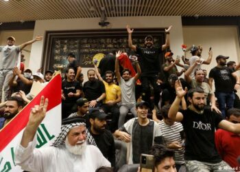 Ribuan Demonstran Pengikut Seorang Ulama Syiah Serang Parlemen Irak