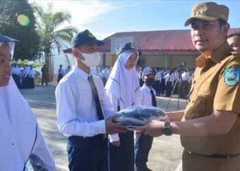 Peduli Pendidikan Tiap Tahun, Pemko Sawahlunto Bantu Siswa Baru SD dan SMP dengan Seragam Gratis